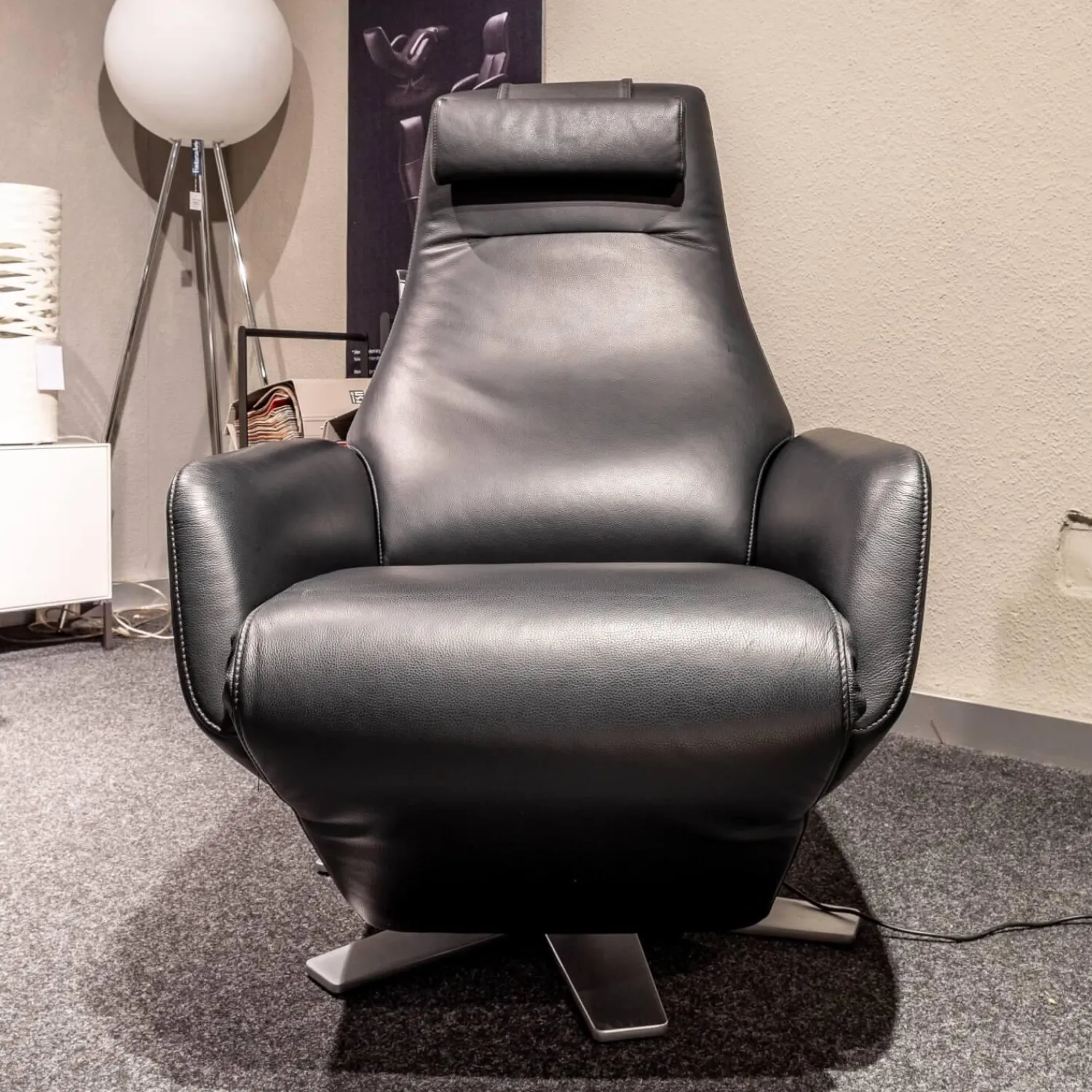 FSM Relaxsessel|Relaxsessel Skye Leder K99 Black 6-Stern Elektro Drehgestell Perlglanz Verchromt