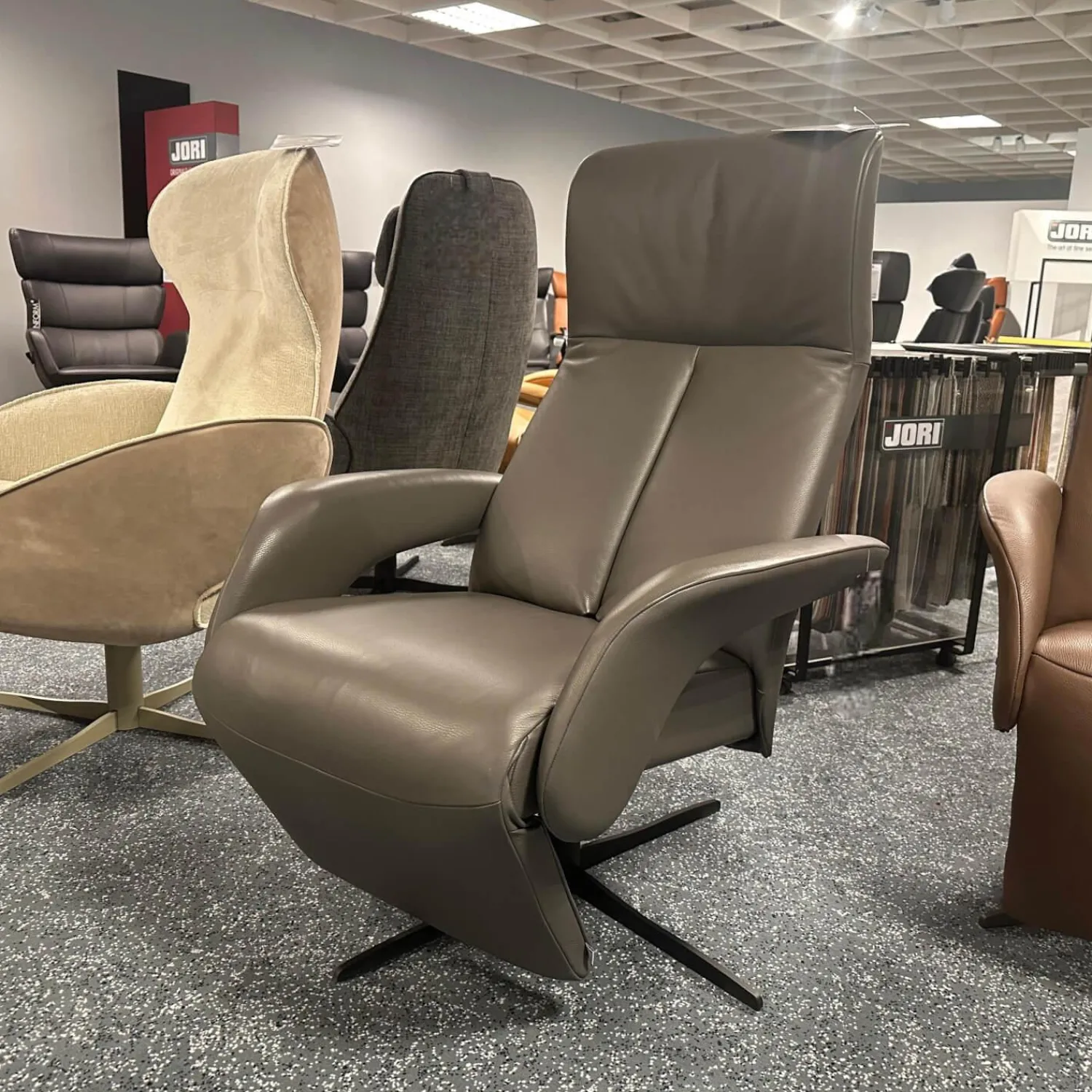 Jori Relaxsessel|Relaxsessel Symphony JR 3860 Multi Move Medi Leder Celia Smoke Grau Braun 4 Stern Fuß Gewellt Schwarz Lackiert