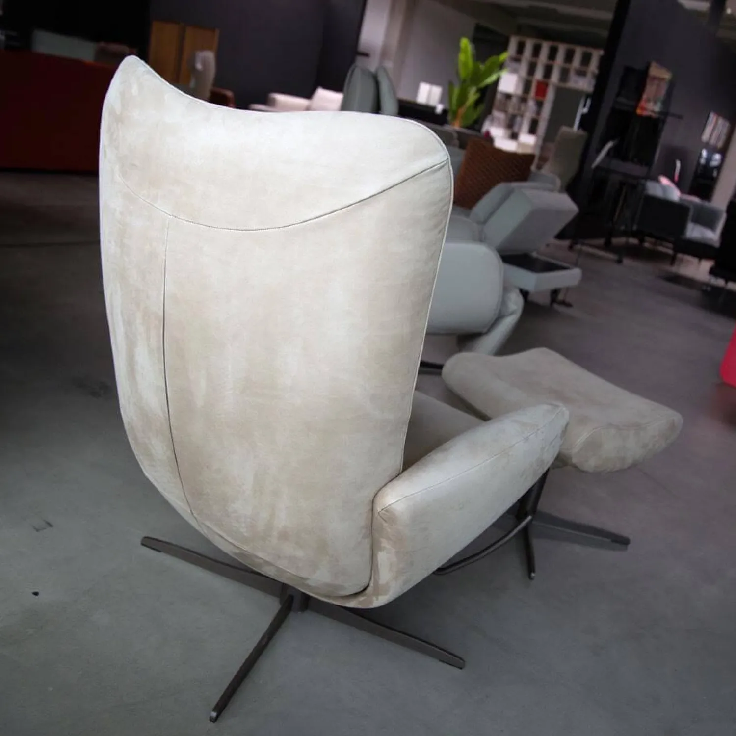 Jori Relaxsessel|Relaxsessel Time Out Nubukleder Cream Braun 4 Sternfuß Bronze Inklusive Hocker