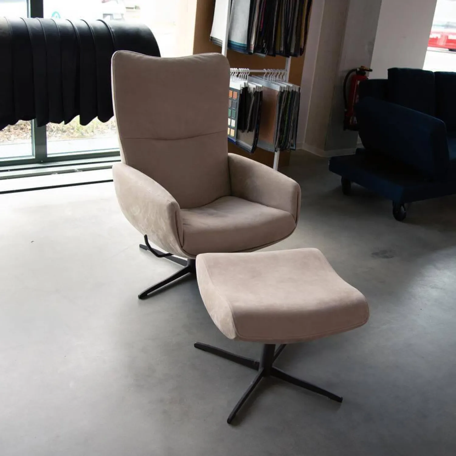 Jori Relaxsessel|Relaxsessel Time Out Nubukleder Cream Braun 4 Sternfuß Bronze Inklusive Hocker