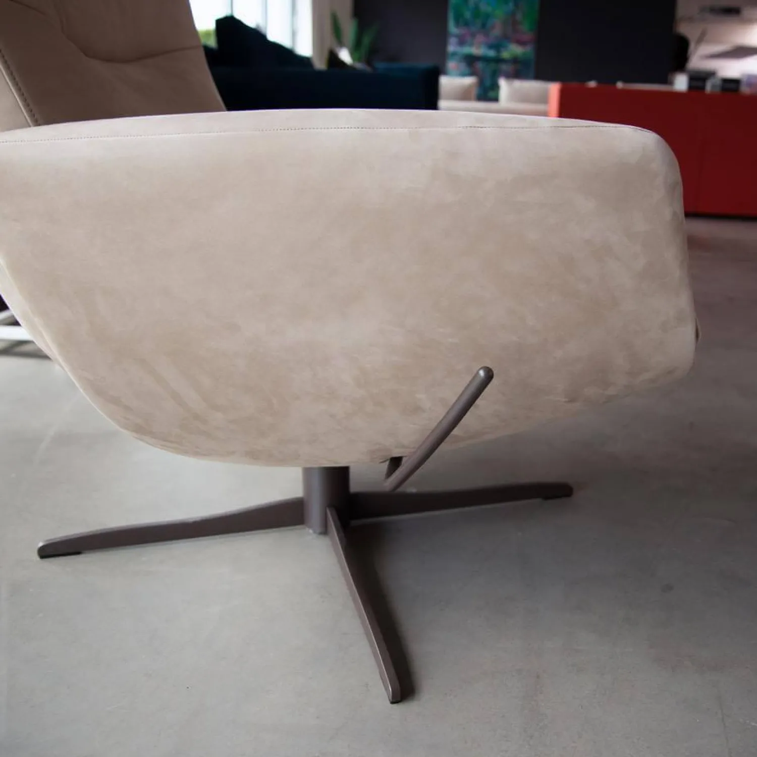 Jori Relaxsessel|Relaxsessel Time Out Nubukleder Cream Braun 4 Sternfuß Bronze Inklusive Hocker