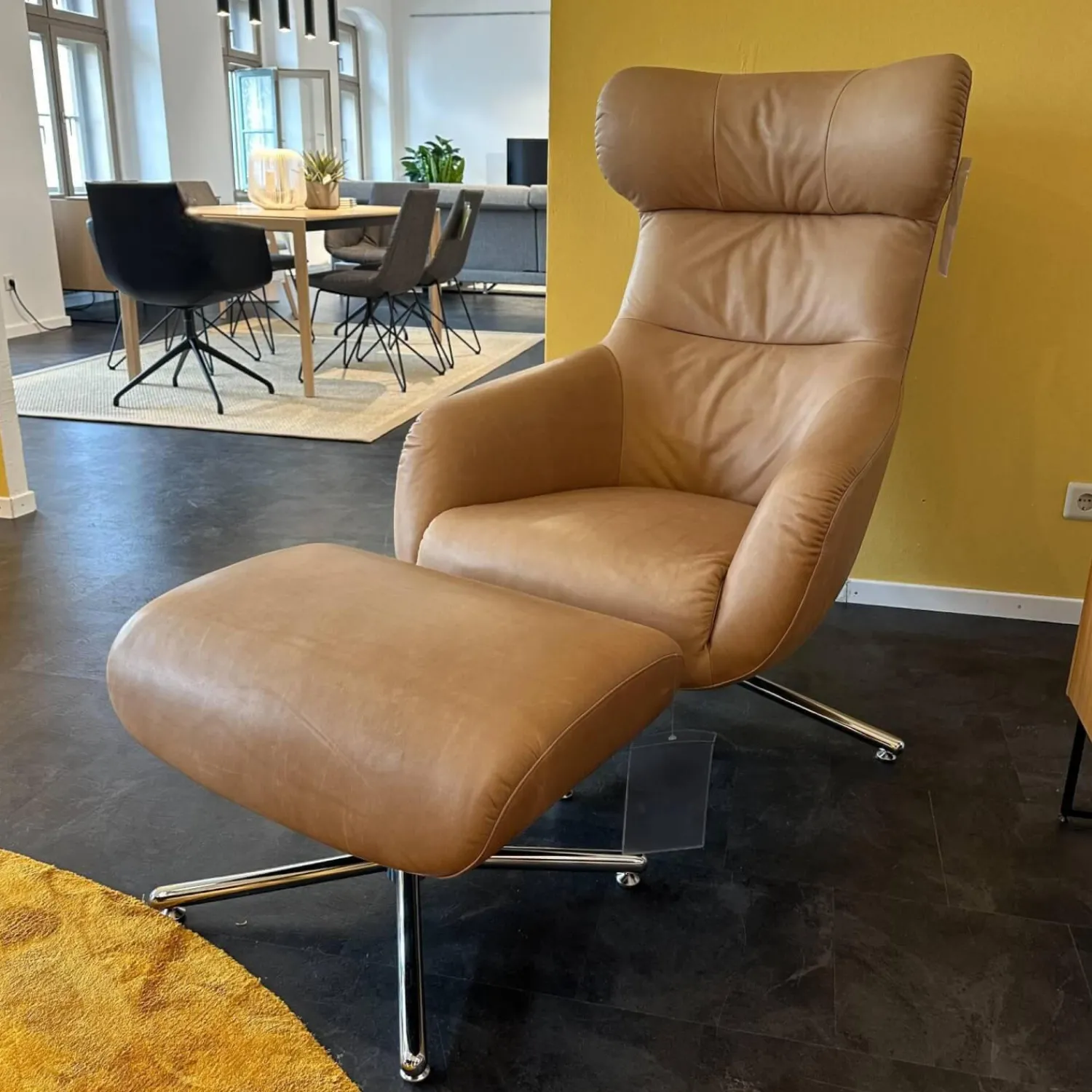 Brühl Relaxsessel|Relaxsessel Victor Bezug Leder 5669 45 Lama Beige Drehgestell Kreuzfuß Verchromt Inklusive Hocker