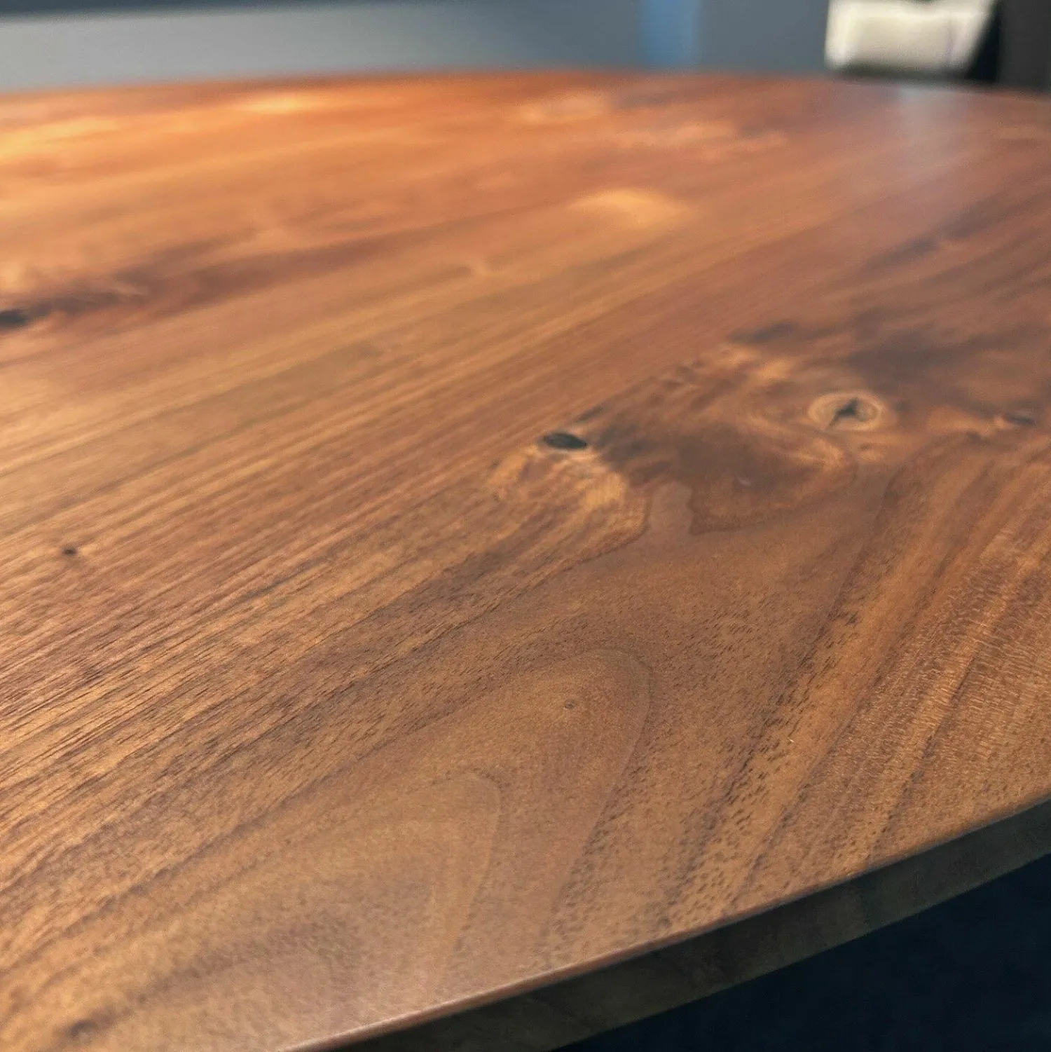 Janua Esstische|Runder Esstisch Basket BC07 Platte Nussbaum Amerikanisch Natur Geölt Gestell Tiefschwarz