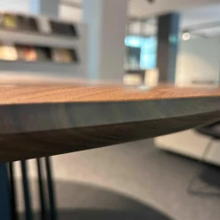 Janua Esstische|Runder Esstisch Basket BC07 Platte Nussbaum Amerikanisch Natur Geölt Gestell Tiefschwarz