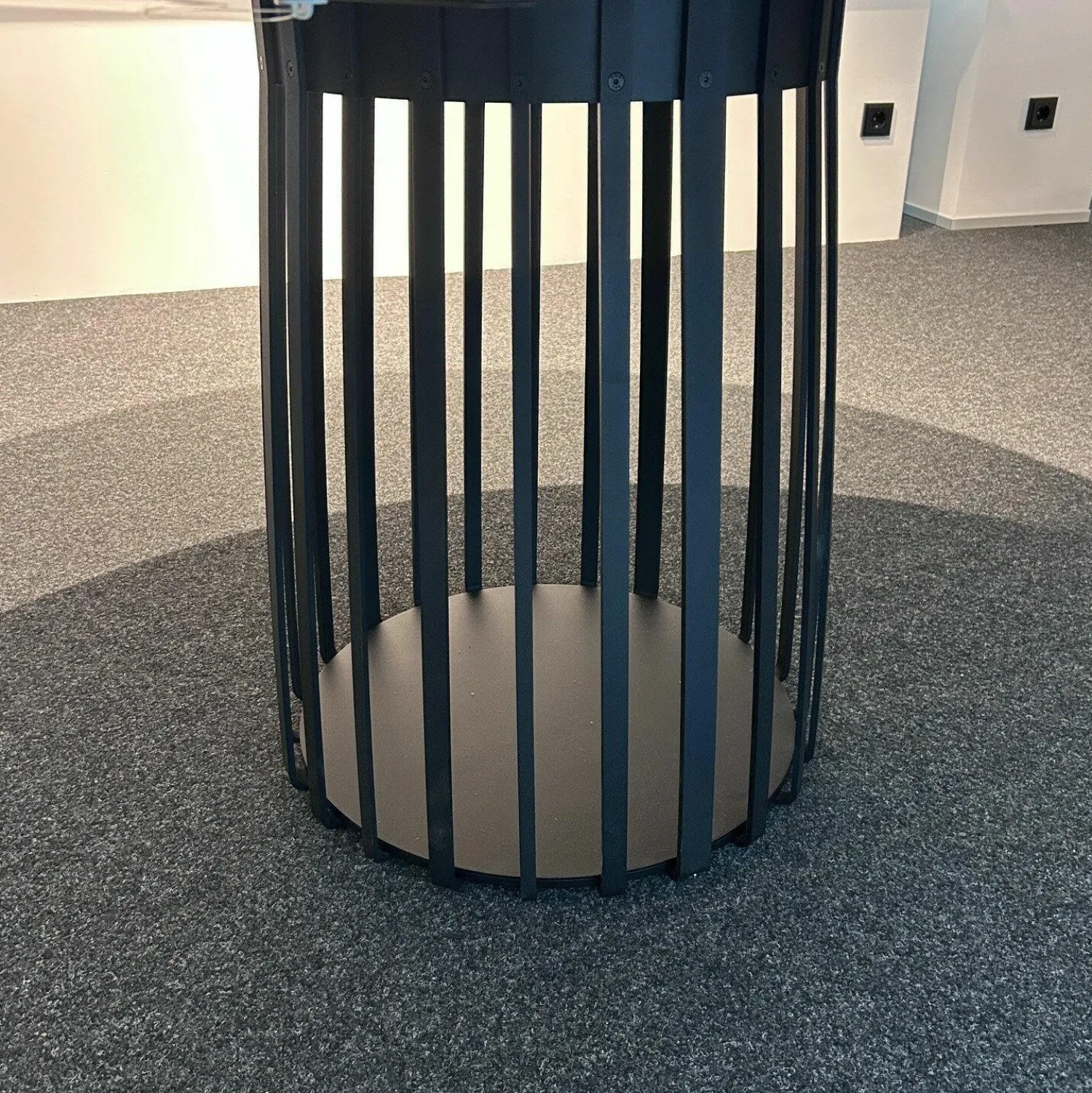 Janua Esstische|Runder Esstisch Basket BC07 Platte Nussbaum Amerikanisch Natur Geölt Gestell Tiefschwarz