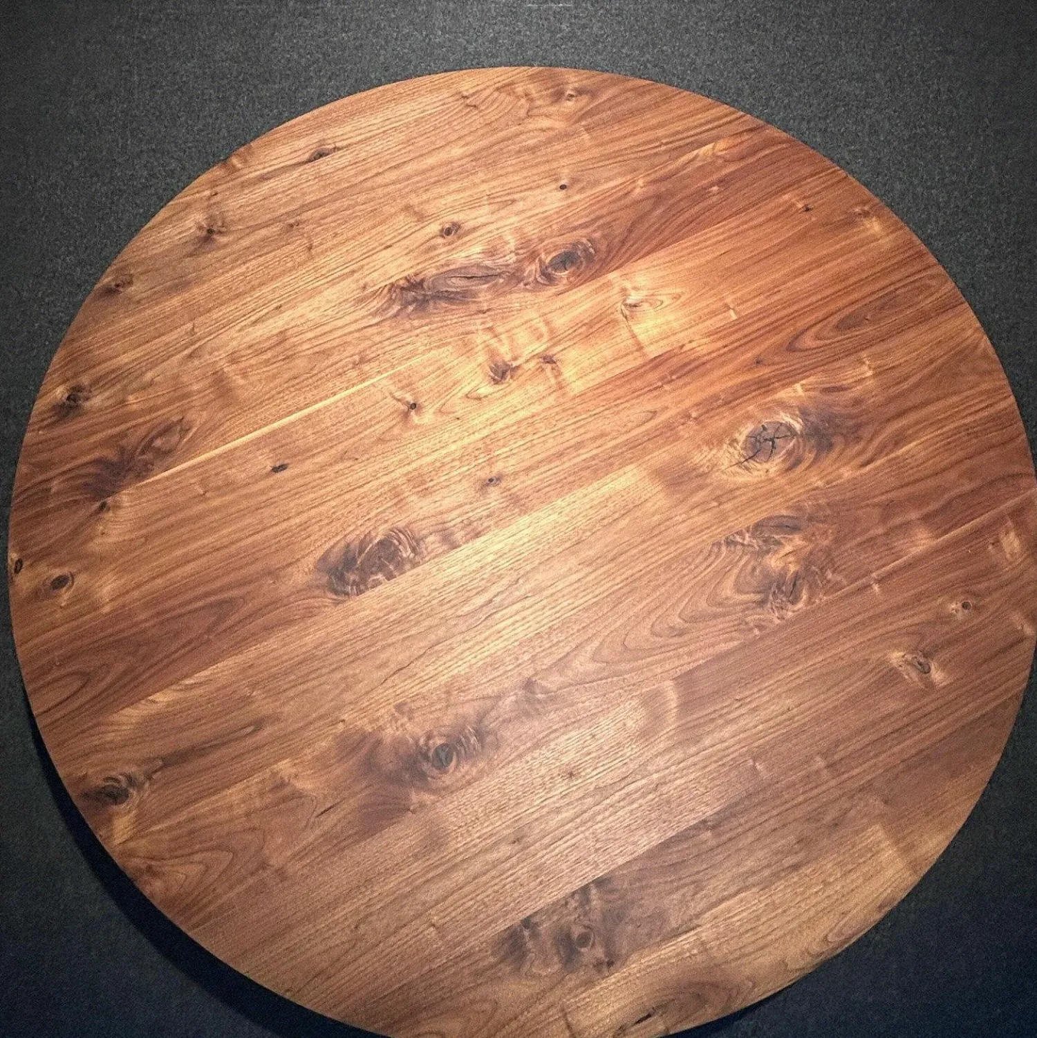 Janua Esstische|Runder Esstisch Basket BC07 Platte Nussbaum Amerikanisch Natur Geölt Gestell Tiefschwarz