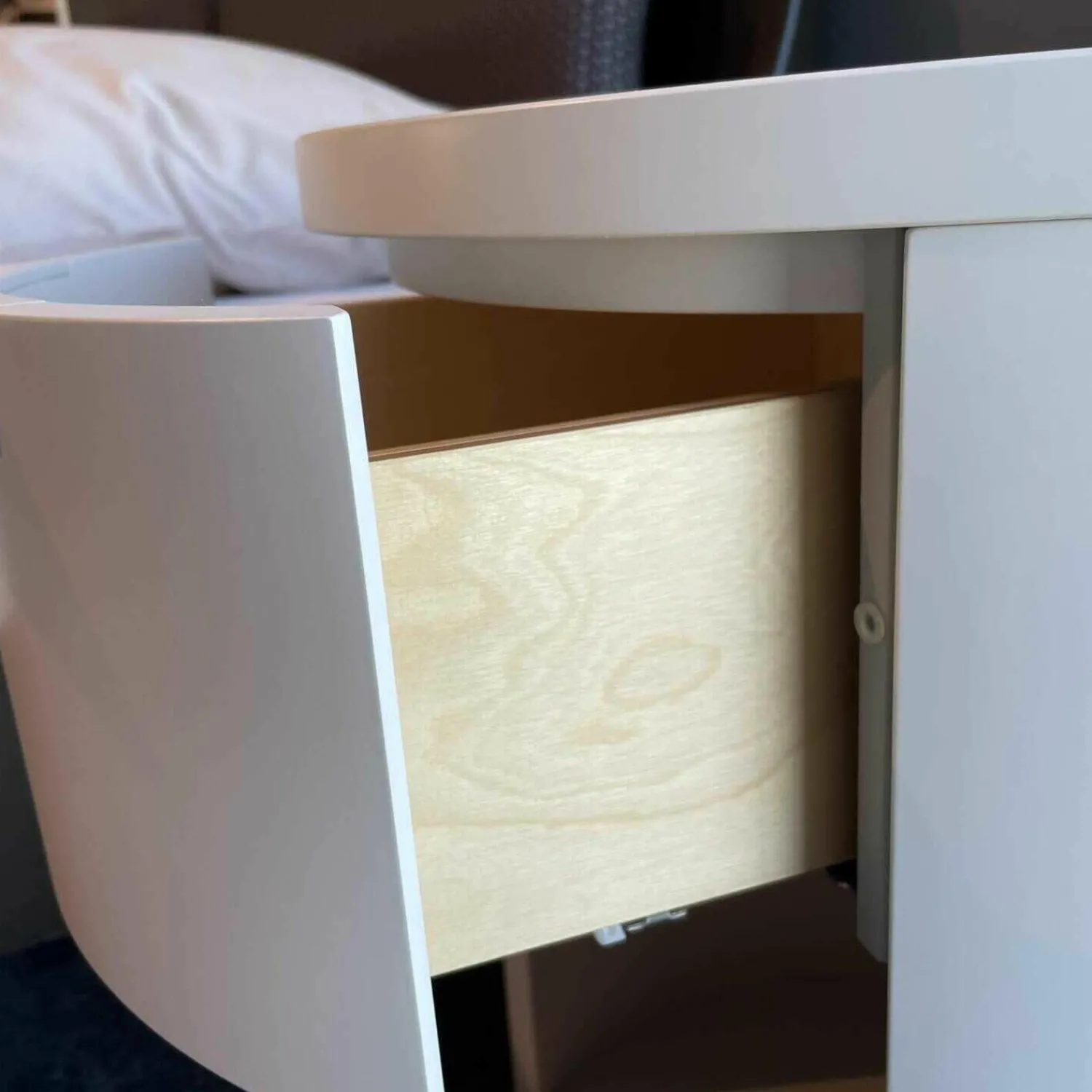 Schönbuch Kommoden & Sideboards|Rundkommode Conga in Lack Elfenbein mit 1 Schubkasten und 1 Offenem Fach