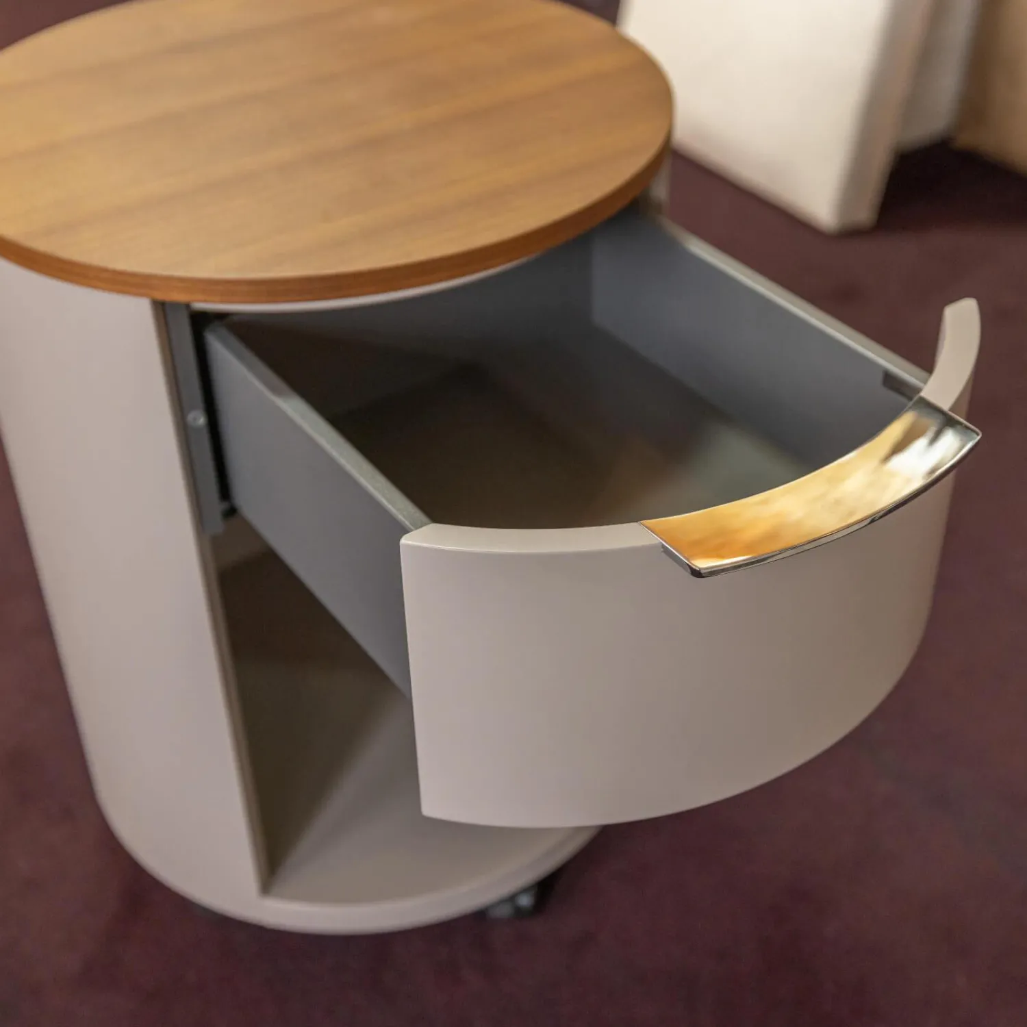 Schönbuch Kommoden & Sideboards|Rundkommode Conga Platte Nussbaum Furniert Korpus Basisfarbe Beige Grau Flachgriff 90 Chrom Glänzend Mit 5 Möbelrollen