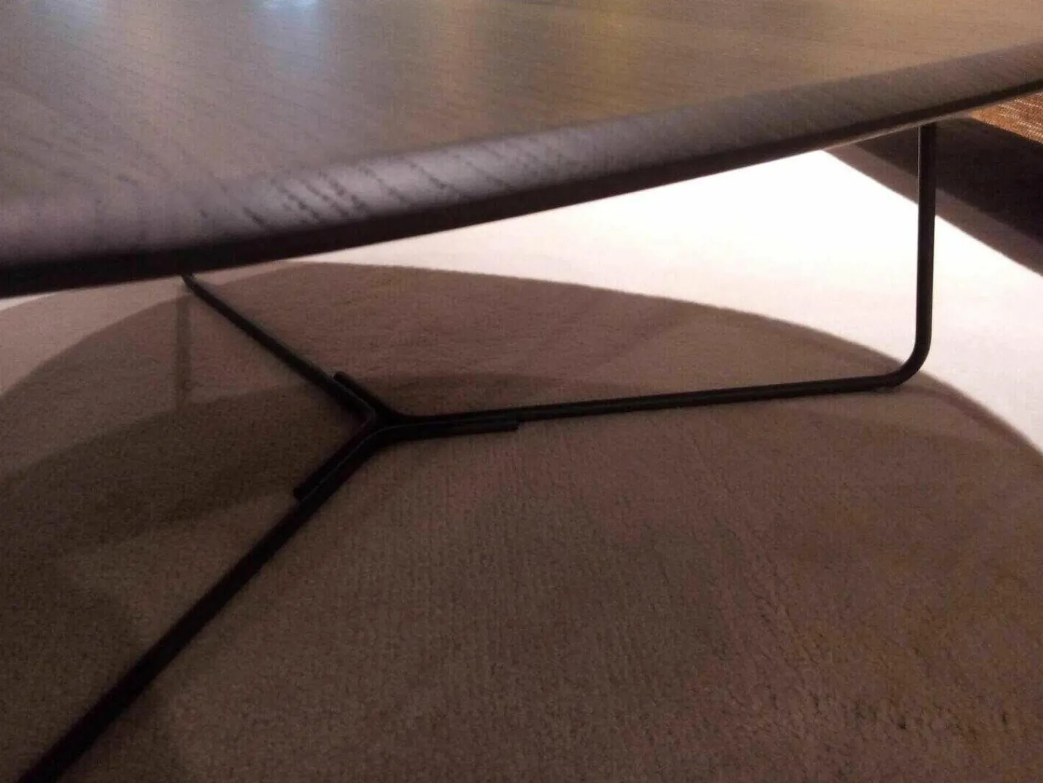 Pode Couchtische|Salontisch Tripod Massivholz Eiche Pinegrey Gestell Grau Lackiert