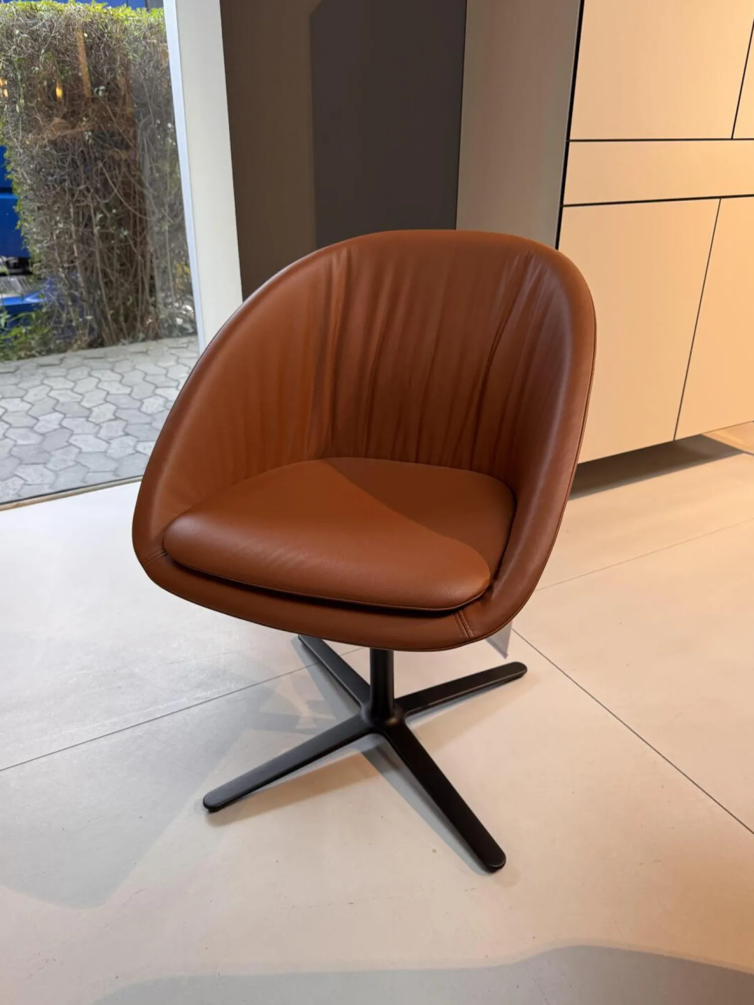 Draenert Einzelstühle|Schalenstuhl Dan Leder 662 Braun Kreuzgestell Schwarz Mit Kissen Drehbar