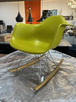 Vitra Einzelstühle|Schaukelstuhl Eames Plastic Armchair RAR Schale Polypropylen Senf Gelb Gestell Verchrom Kufe Ahorn Gelblich