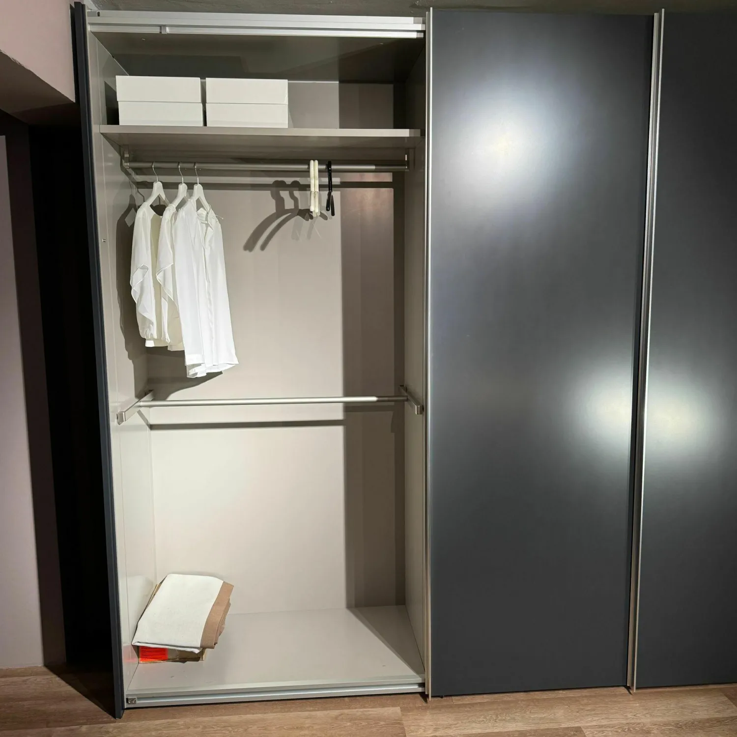 Interlübke Kleiderschränke|Schiebetürenschrank Collect Korpus Lack M21 Anthrazit Innen Lack M23 Muschel Beige