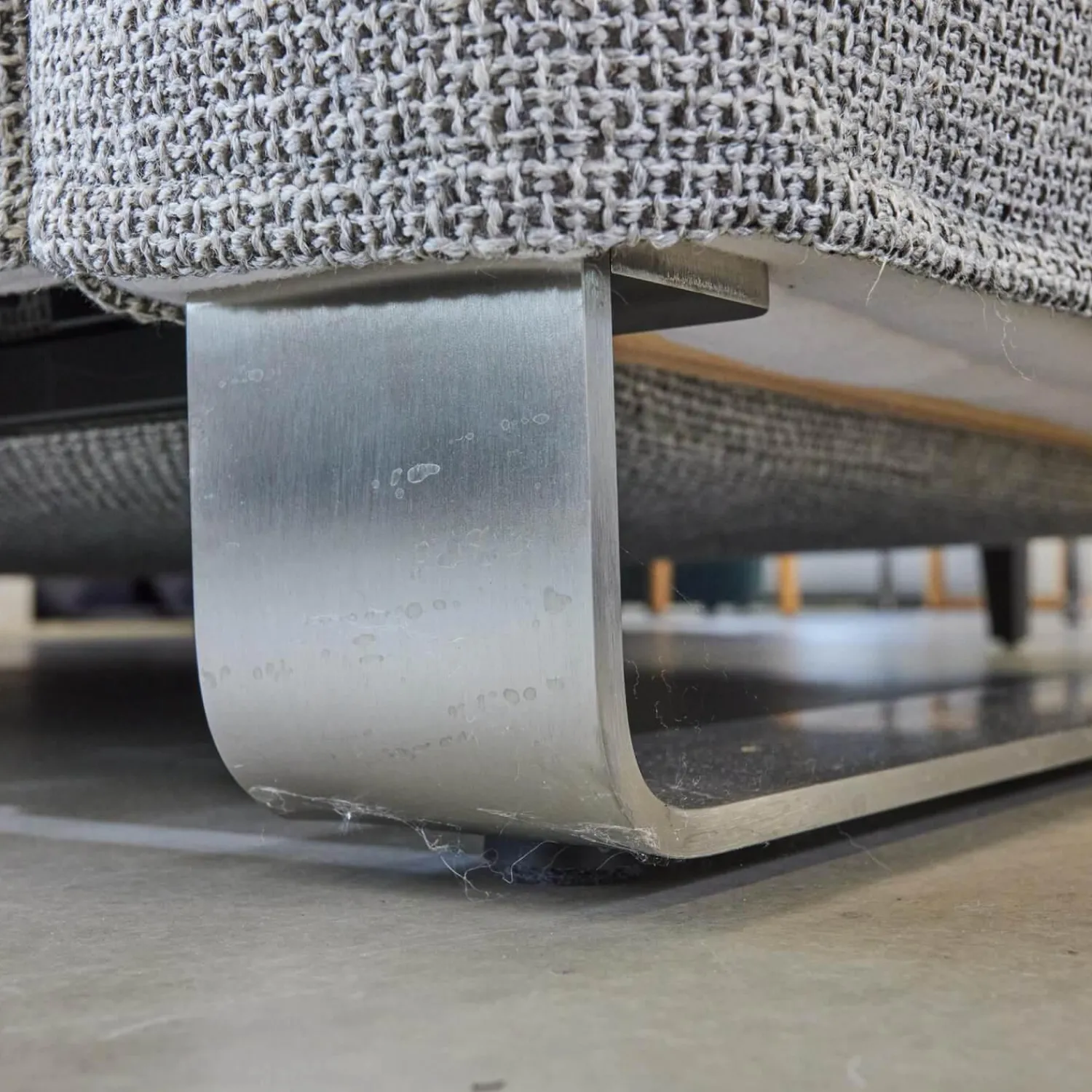 Signet Schlafsofas|Schlafsofa Lazlo Stoff Mambo Hellgrau Kufe Edelstahl Gebürstet