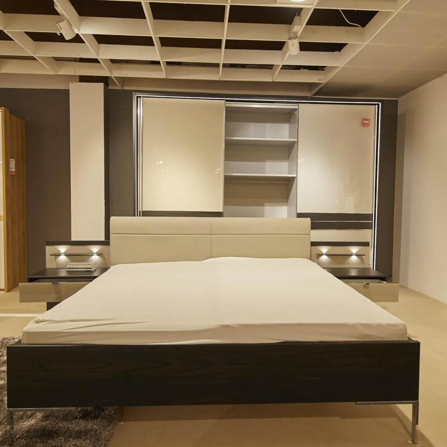 Mondo Kleiderschränke|Schlafzimmer Andro Front und Korpus Eiche Mocca Nachbildung Drehtürenschrank 2 Nachttische Doppelbett Mit Polsterkopfteil Kieselgrau Ohne Matratze Und Lattenrost