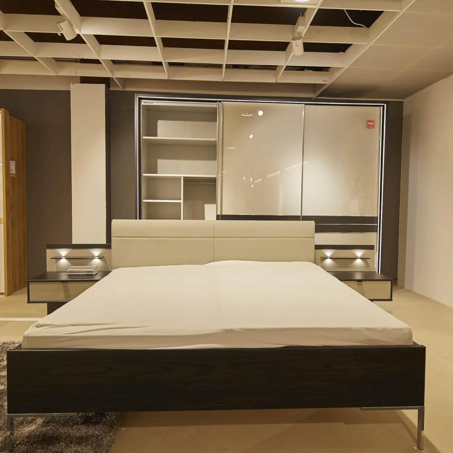 Mondo Kleiderschränke|Schlafzimmer Andro Front und Korpus Eiche Mocca Nachbildung Drehtürenschrank 2 Nachttische Doppelbett Mit Polsterkopfteil Kieselgrau Ohne Matratze Und Lattenrost