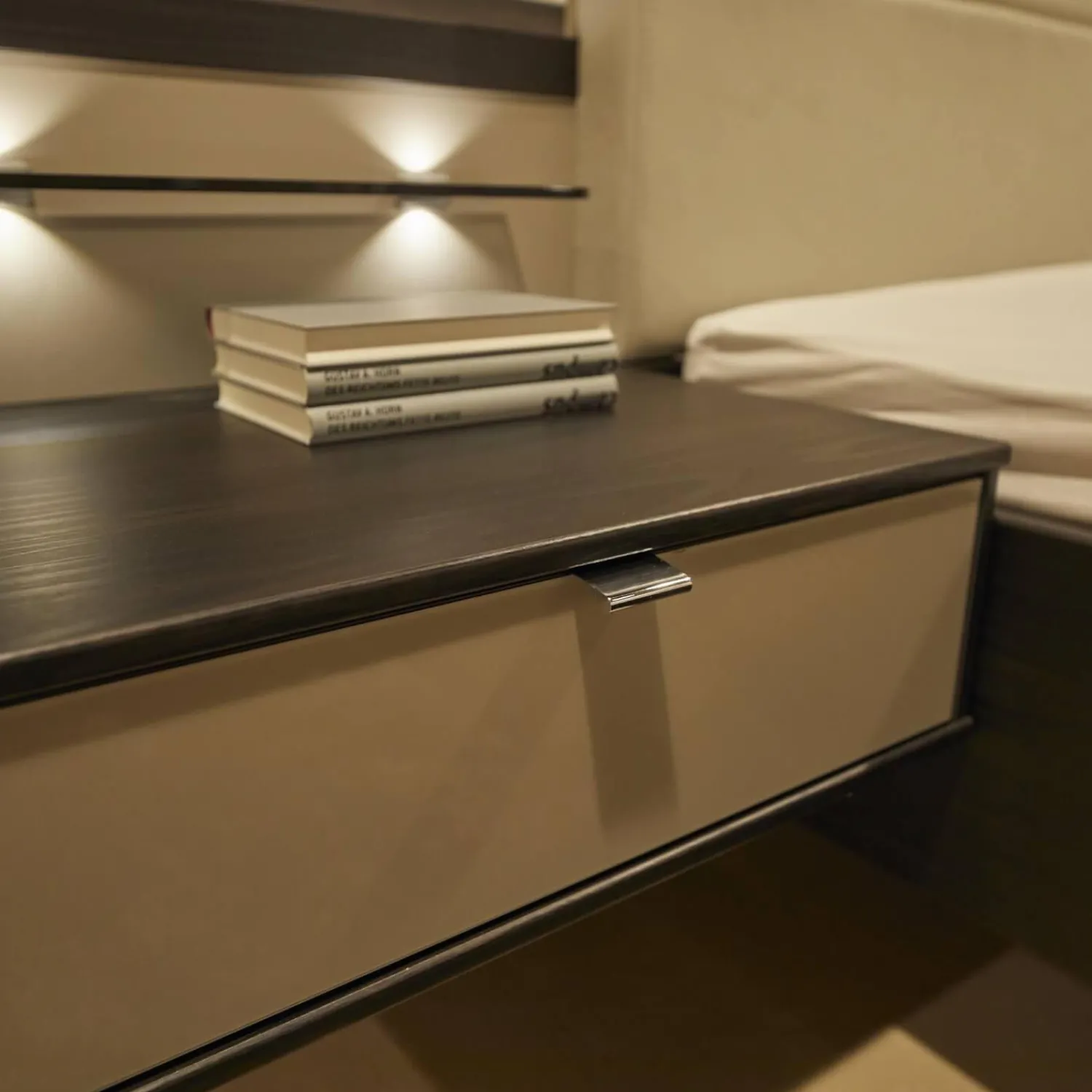 Mondo Kleiderschränke|Schlafzimmer Andro Front und Korpus Eiche Mocca Nachbildung Drehtürenschrank 2 Nachttische Doppelbett Mit Polsterkopfteil Kieselgrau Ohne Matratze Und Lattenrost