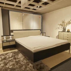 Mondo Kleiderschränke|Schlafzimmer Andro Front und Korpus Eiche Mocca Nachbildung Drehtürenschrank 2 Nachttische Doppelbett Mit Polsterkopfteil Kieselgrau Ohne Matratze Und Lattenrost