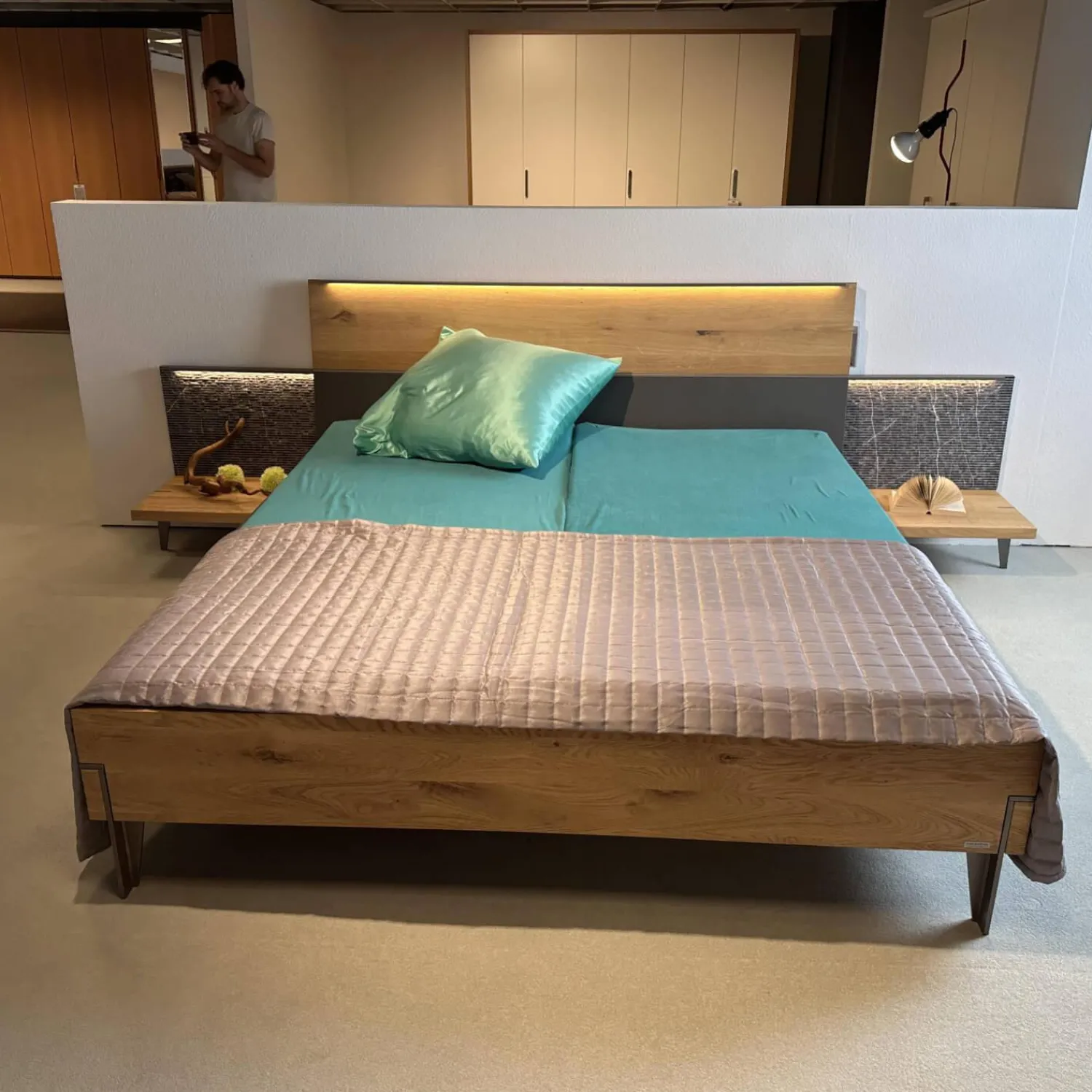 Thielemeyer Ganze Schlafzimmer|Schlafzimmer Milo Wildeiche Massiv Gebürstet Lack Graphit Akzent Naturstein Grau Füße Metall Titan Grau Mit Beleuchtung