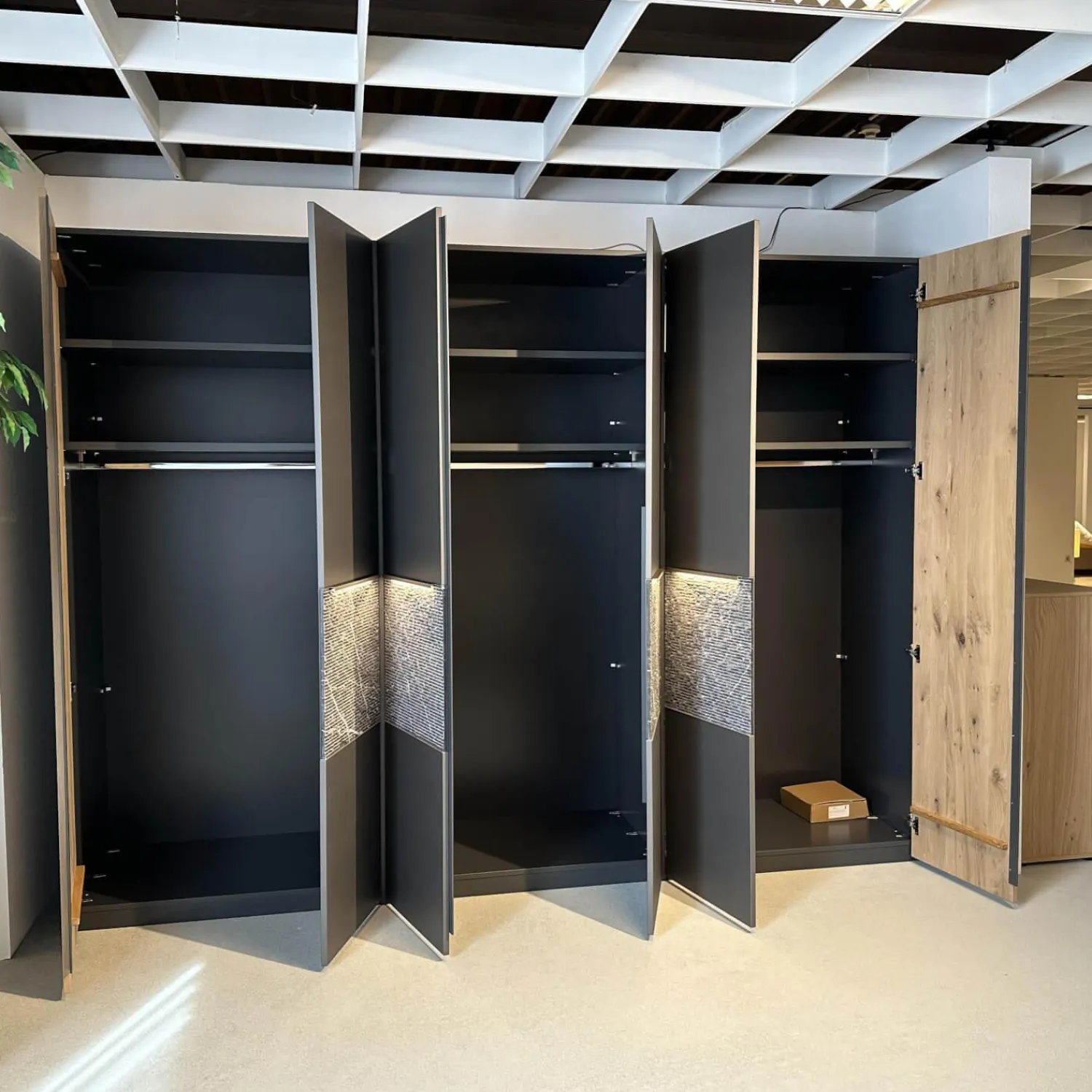 Thielemeyer Ganze Schlafzimmer|Schlafzimmer Milo Wildeiche Massiv Gebürstet Lack Graphit Akzent Naturstein Grau Füße Metall Titan Grau Mit Beleuchtung