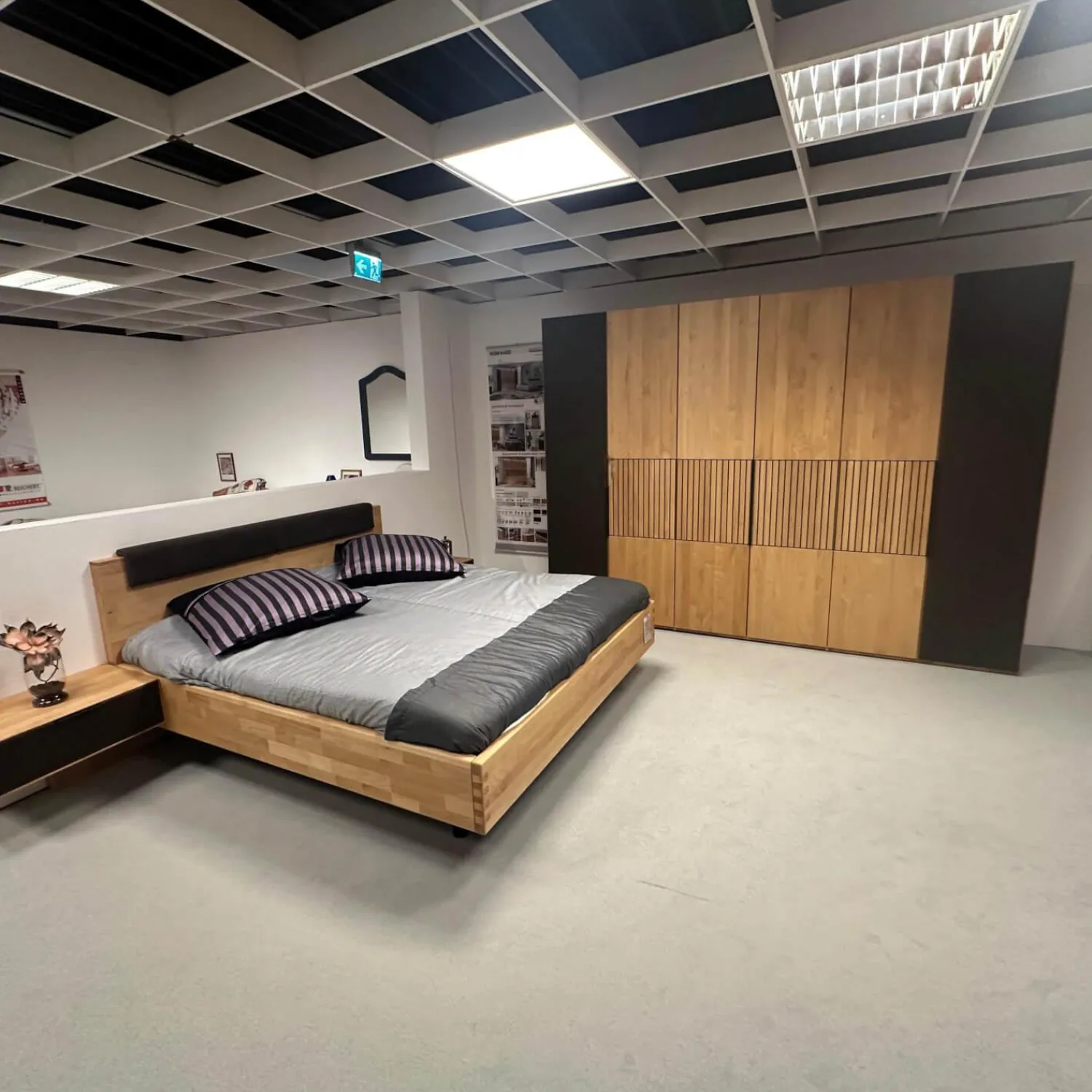 Wöstmann Ganze Schlafzimmer|Schlafzimmer WSM 4400 Kanadische Erle Massiv Natur Akzent Fronten Mattglas Cubanit Schwarz