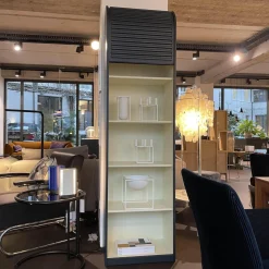 Pastoe Regale|Vitrinen & Highboards|Schmaler Schrank Cabinet A´Dammer Duotone Storm Vanilla mit Rolladentür