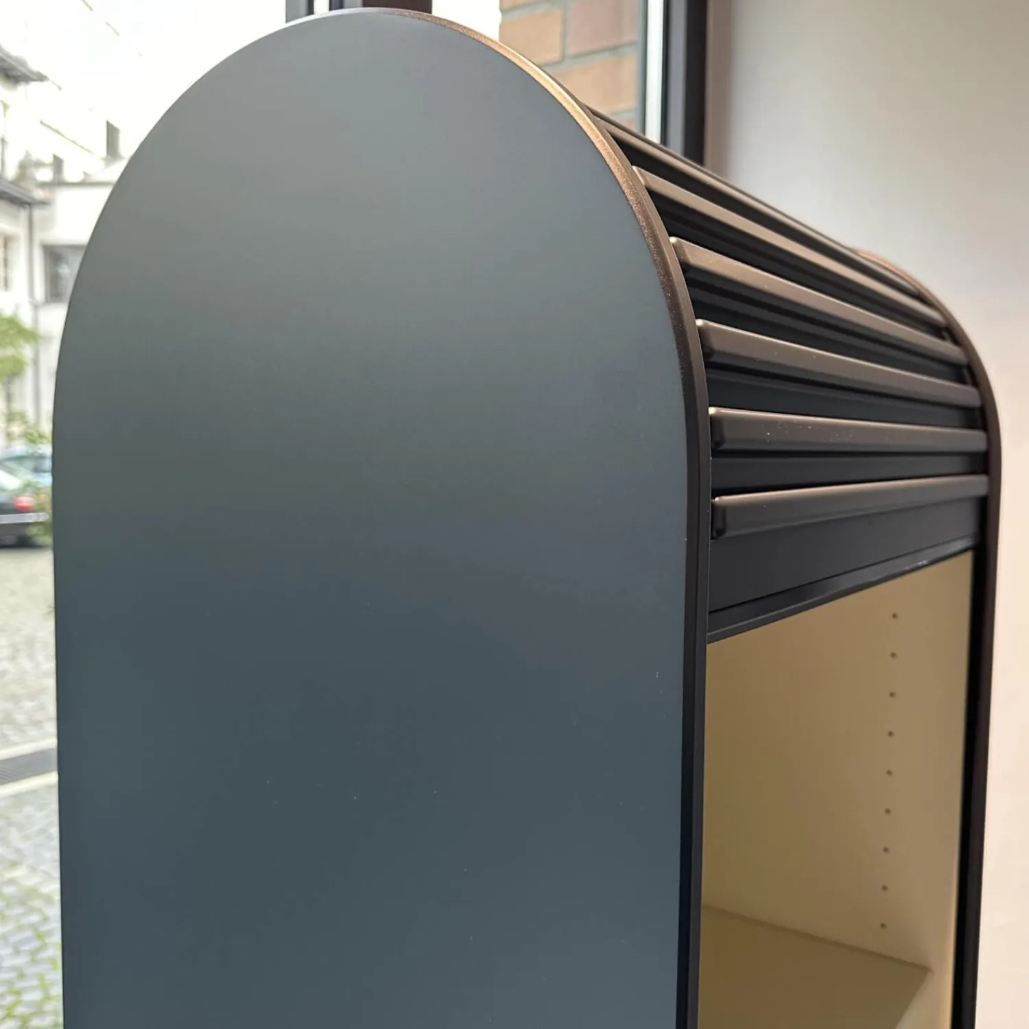 Pastoe Regale|Vitrinen & Highboards|Schmaler Schrank Cabinet A´Dammer Duotone Storm Vanilla mit Rolladentür