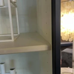 Pastoe Regale|Vitrinen & Highboards|Schmaler Schrank Cabinet A´Dammer Duotone Storm Vanilla mit Rolladentür