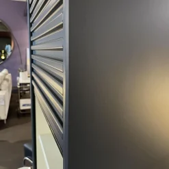 Pastoe Regale|Vitrinen & Highboards|Schmaler Schrank Cabinet A´Dammer Duotone Storm Vanilla mit Rolladentür