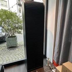 Pastoe Regale|Vitrinen & Highboards|Schmaler Schrank Cabinet A´Dammer Duotone Storm Vanilla mit Rolladentür