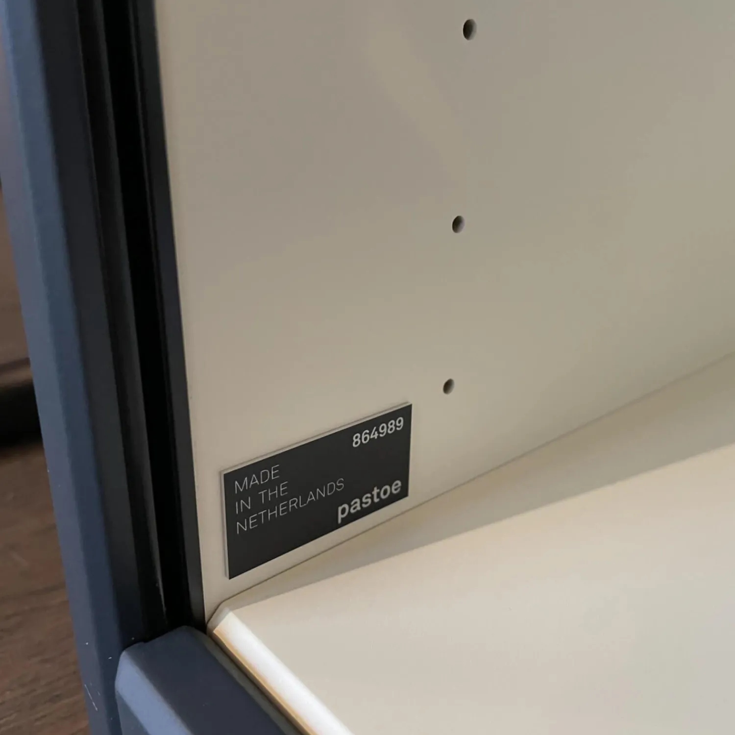 Pastoe Regale|Vitrinen & Highboards|Schmaler Schrank Cabinet A´Dammer Duotone Storm Vanilla mit Rolladentür