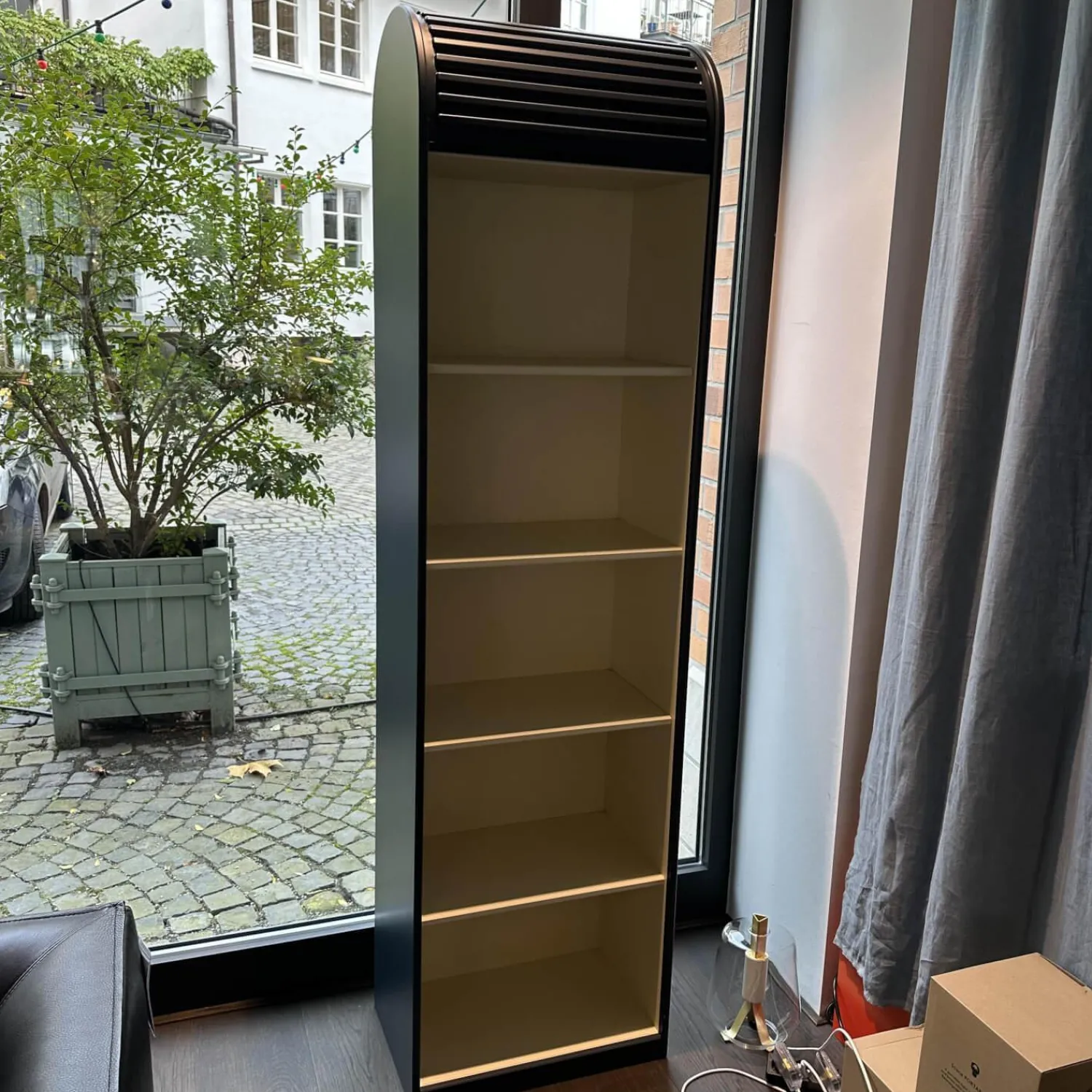 Pastoe Regale|Vitrinen & Highboards|Schmaler Schrank Cabinet A´Dammer Duotone Storm Vanilla mit Rolladentür