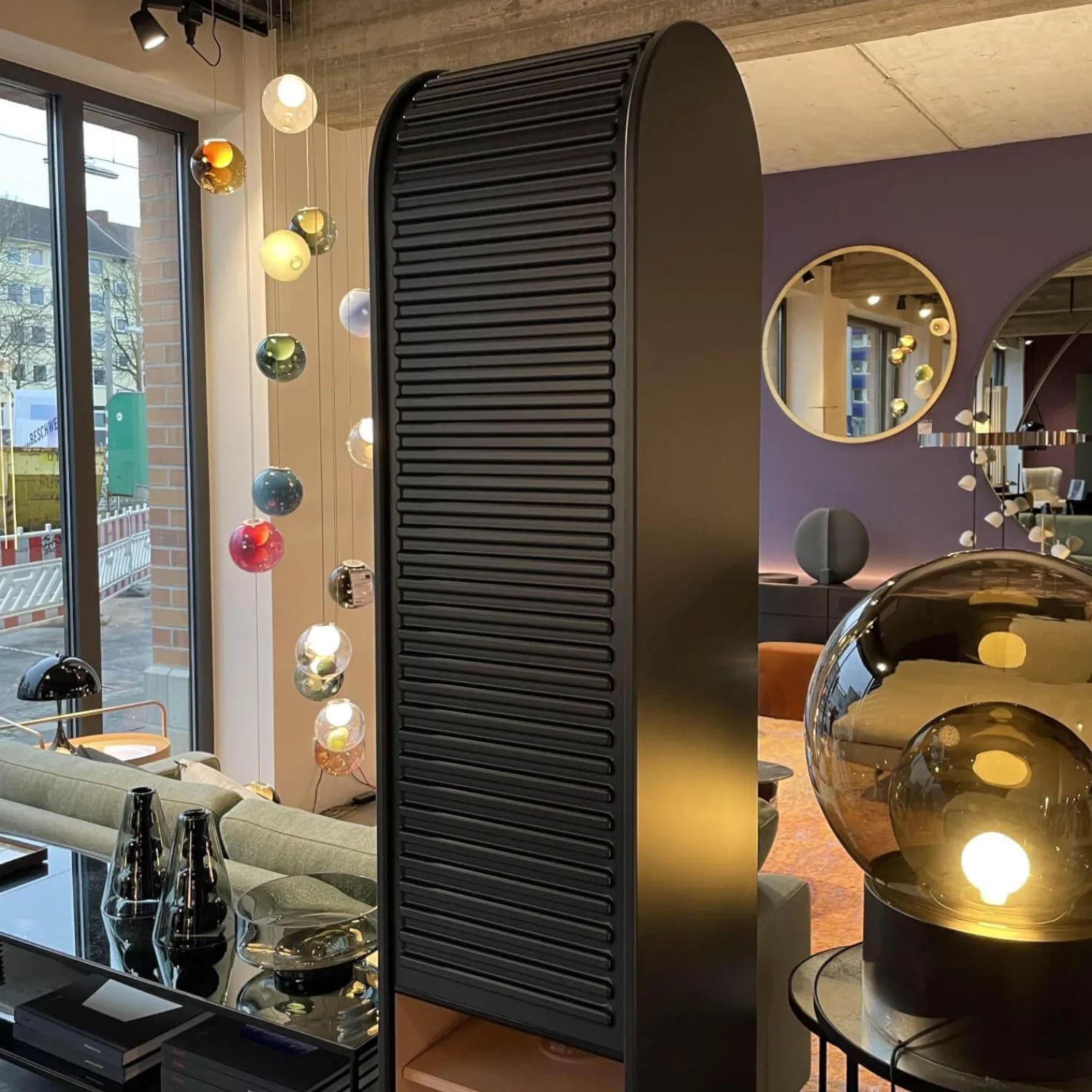 Pastoe Vitrinen & Highboards|Schmaler Schrank Cabinet A´Dammer Duotone Storm Blossom mit Rolladentür