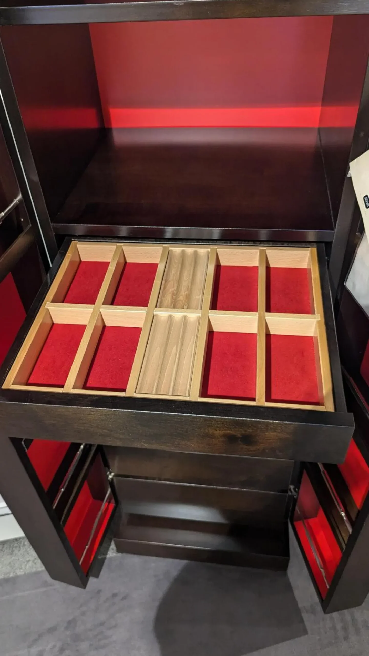 Selva Vitrinen & Highboards|Schrank 7021 Massivholz 45 Sepia Dunkelbraun Akzente Glas