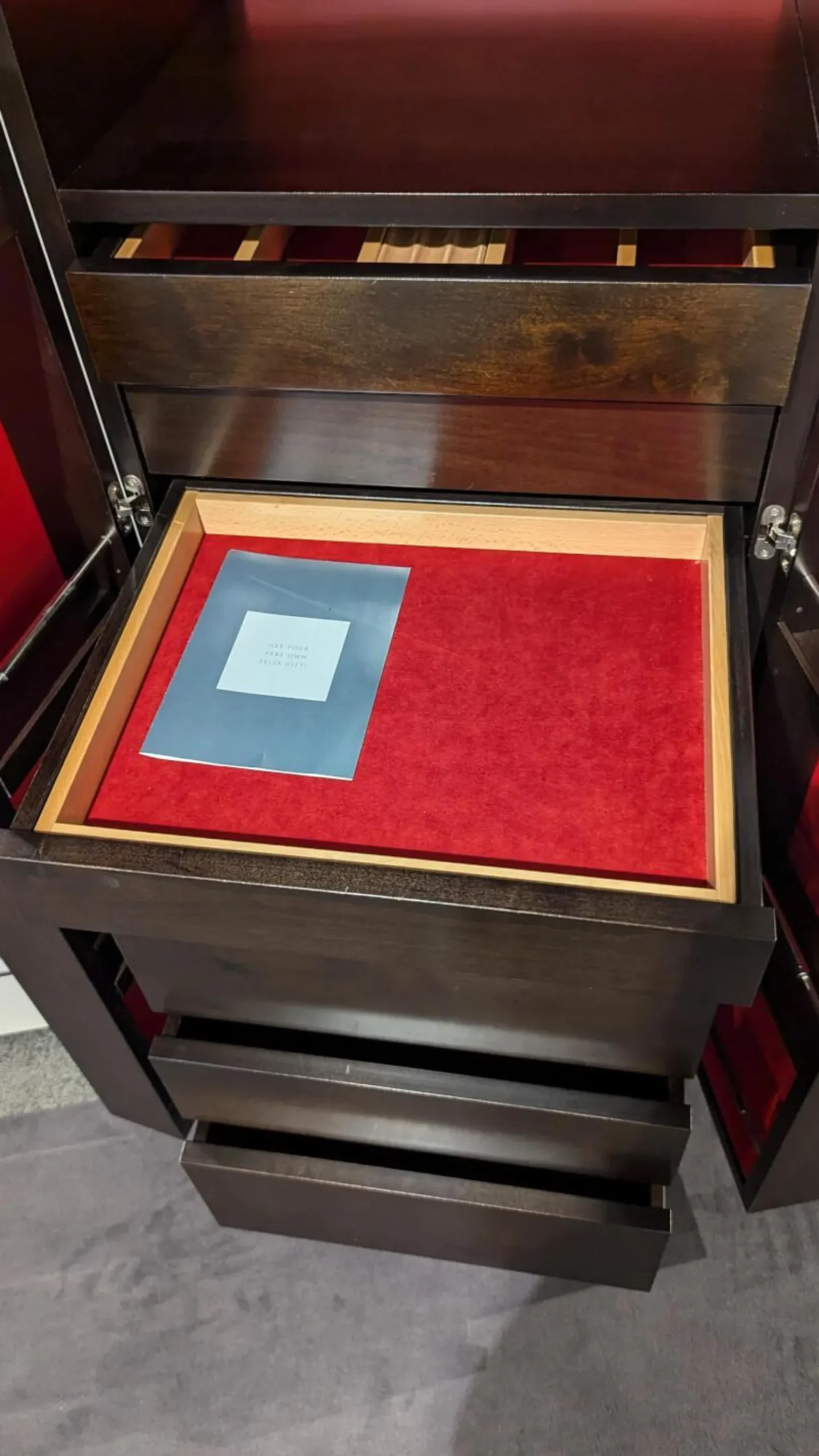 Selva Vitrinen & Highboards|Schrank 7021 Massivholz 45 Sepia Dunkelbraun Akzente Glas