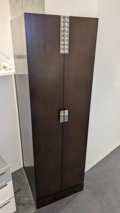 Selva Vitrinen & Highboards|Schrank 7021 Massivholz 45 Sepia Dunkelbraun Akzente Glas