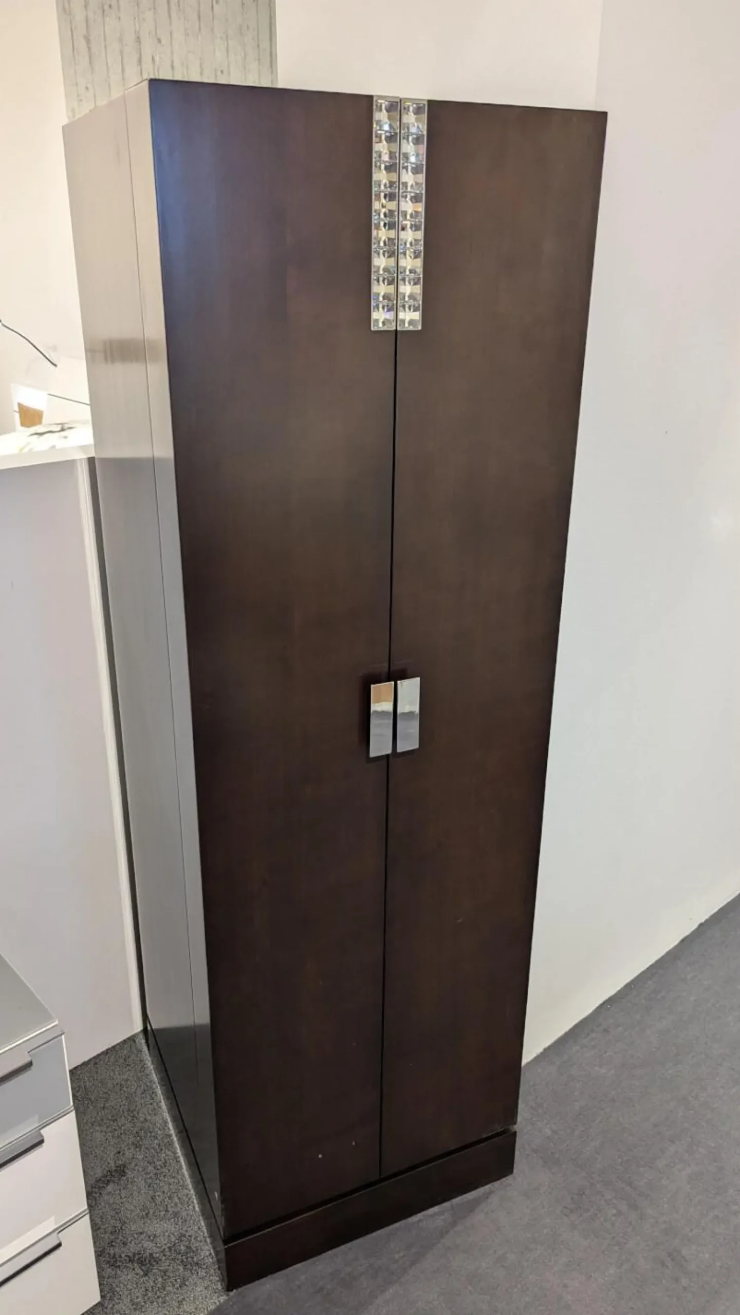 Selva Vitrinen & Highboards|Schrank 7021 Massivholz 45 Sepia Dunkelbraun Akzente Glas