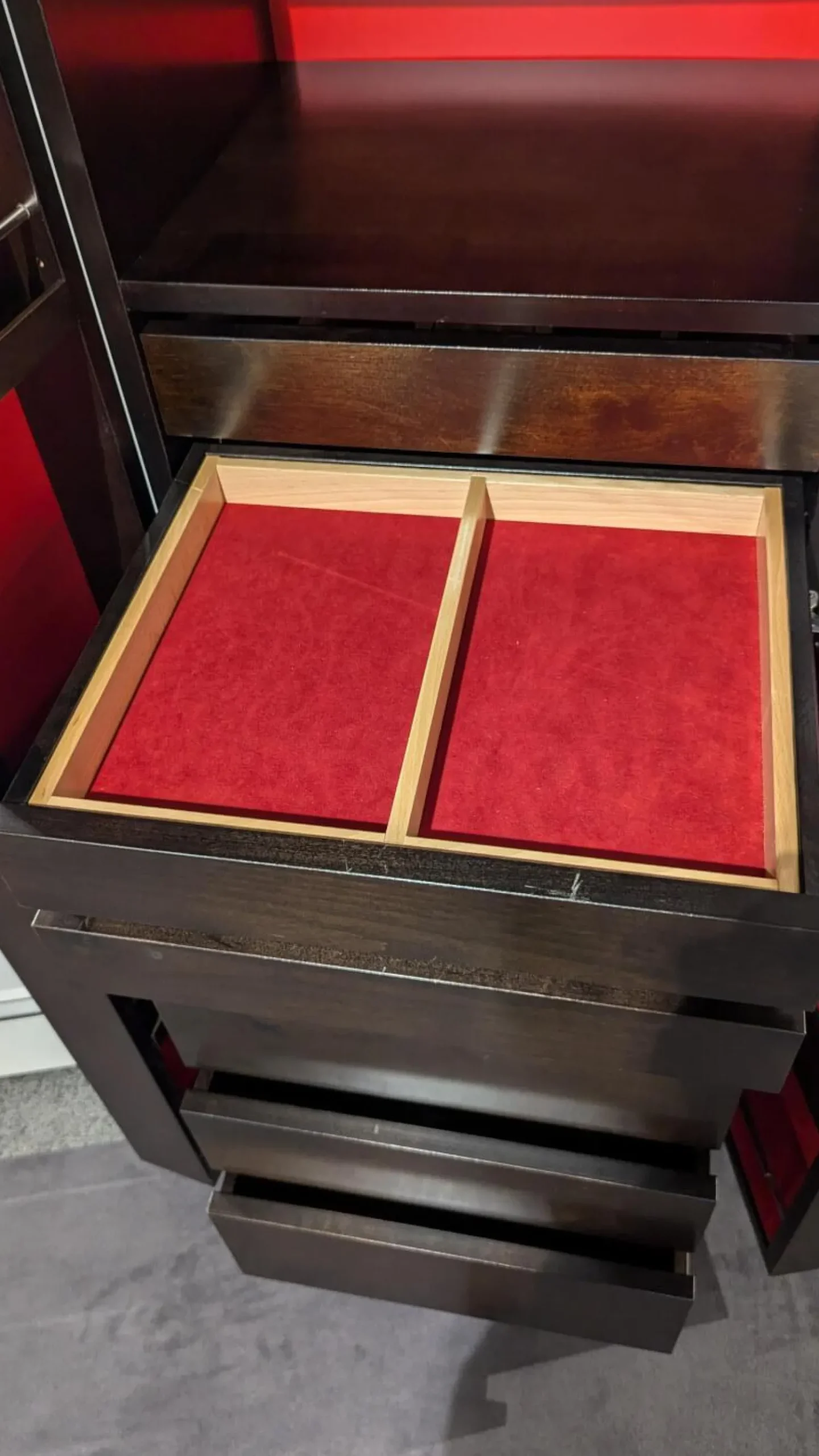 Selva Vitrinen & Highboards|Schrank 7021 Massivholz 45 Sepia Dunkelbraun Akzente Glas