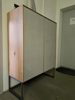 Scholtissek Vitrinen & Highboards|Schrank Alleskönner Korpus Knorrige Eiche Puro Geölt Front Betonoptik Grau Gestell Rohstahl Schwarz Lackiert