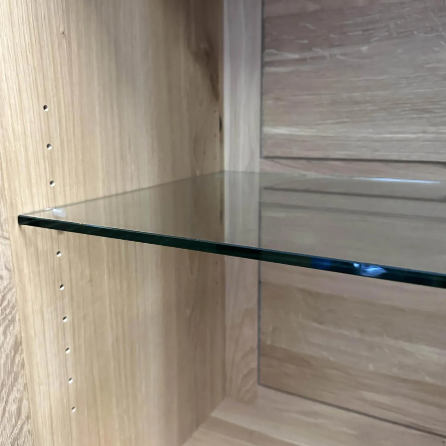 Scholtissek Regale|Schrank Artus Korpus Knorrige Eiche Puro Geölt Glas 9005 Schwarz Matt
