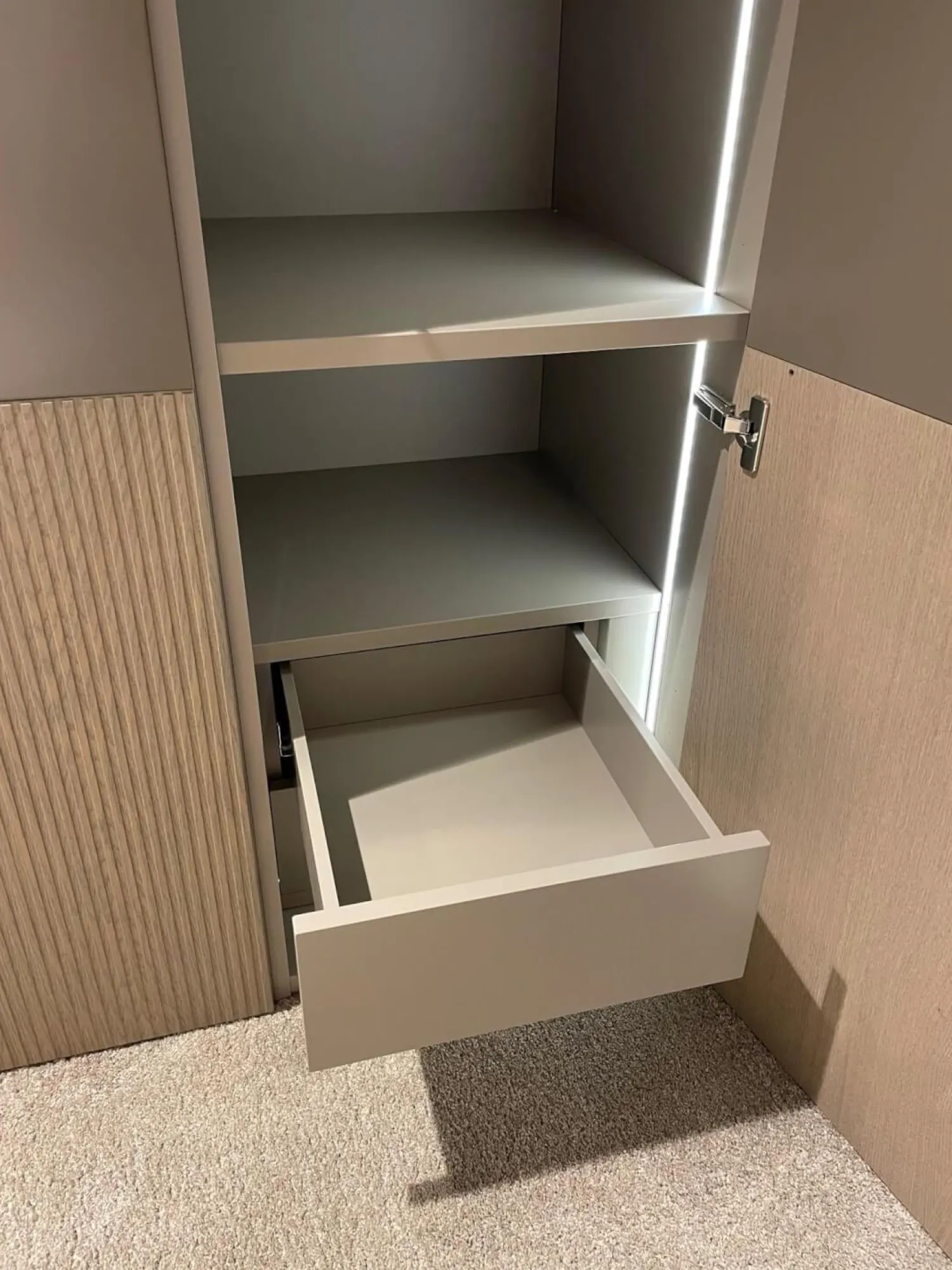 Sudbrock Kleiderschränke|Schrank Miria Fronten Glattlack Sienna 465 Eiche Sahara 129 Geriffelt mit Beleuchtung