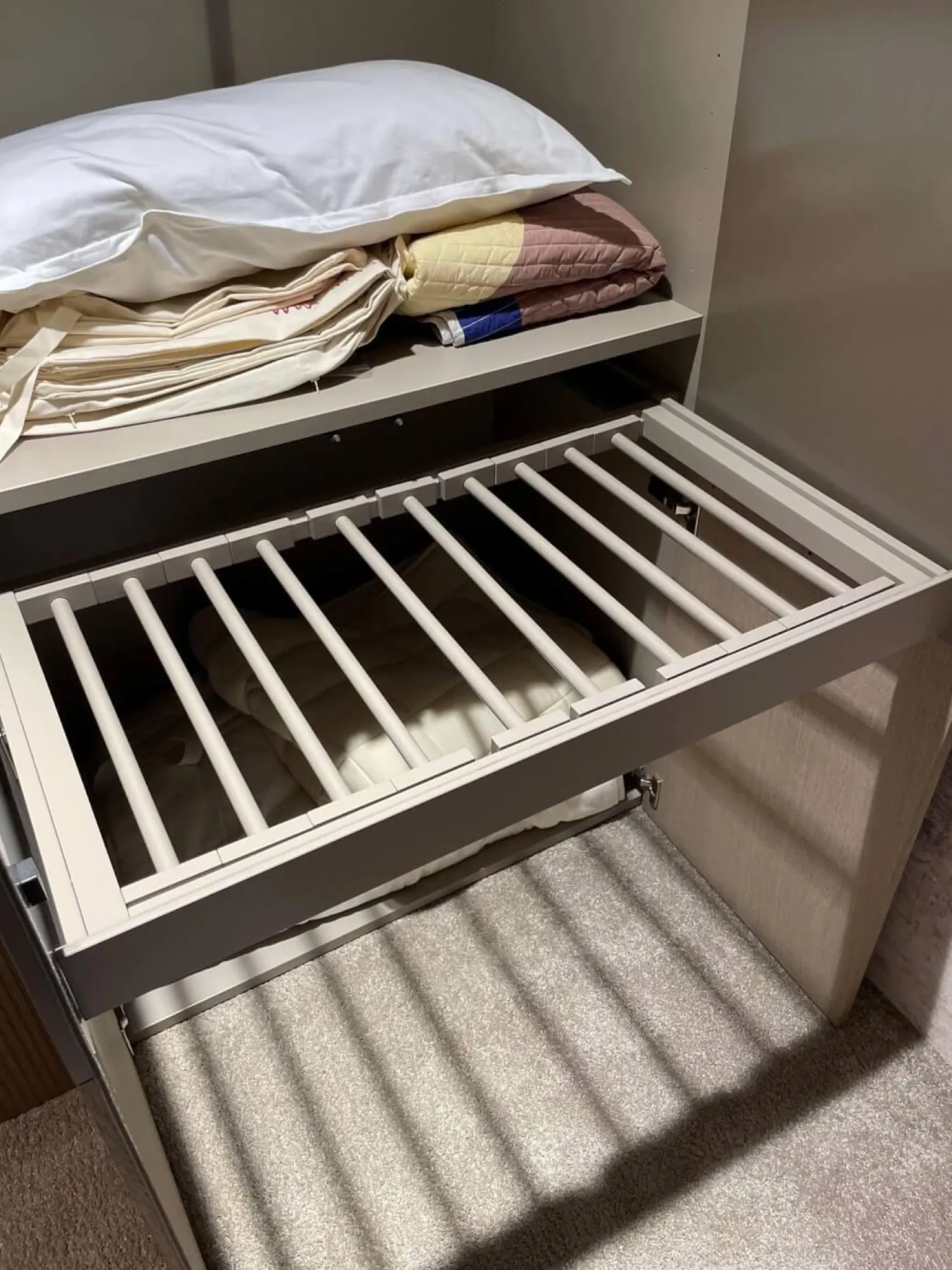 Sudbrock Kleiderschränke|Schrank Miria Fronten Glattlack Sienna 465 Eiche Sahara 129 Geriffelt mit Beleuchtung