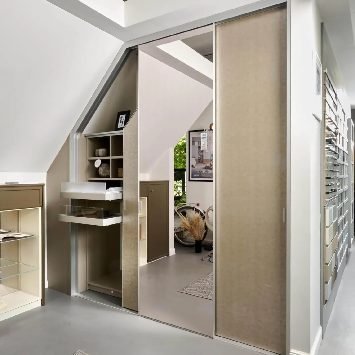 Cabinet Kleiderschränke|Schrank Mit Dachschräge Profil Plano Alusilber Innensystem Terrastruktur Inklusive Spiegel