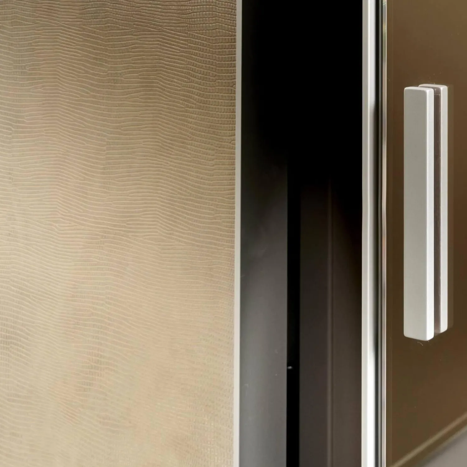 Cabinet Kleiderschränke|Schrank Mit Dachschräge Profil Plano Alusilber Innensystem Terrastruktur Inklusive Spiegel