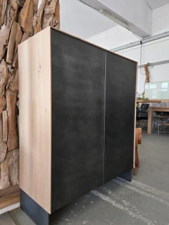 Scholtissek Vitrinen & Highboards|Schrank Nubus Korpus Knorrige Eiche Puro Geölt Front Holzrahmen Mit Zinkblech Schwarz Stahlwangen
