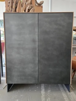 Scholtissek Vitrinen & Highboards|Schrank Nubus Korpus Knorrige Eiche Puro Geölt Front Holzrahmen Mit Zinkblech Schwarz Stahlwangen