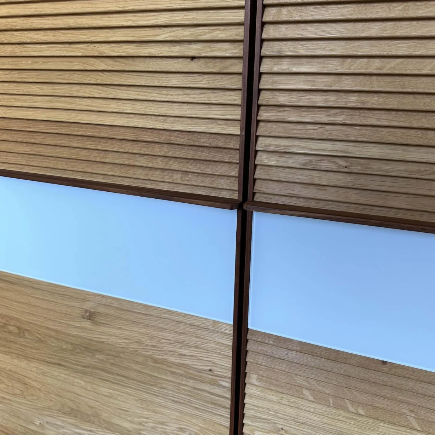 Scholtissek Regale|Schrank Tratum Mittel Knorrige Eiche Natur Geölt Glas 9010 Weiß Matt Mit Lamellenfronten