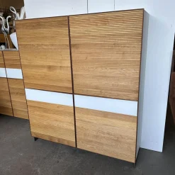 Scholtissek Regale|Schrank Tratum Mittel Knorrige Eiche Natur Geölt Glas 9010 Weiß Matt Mit Lamellenfronten