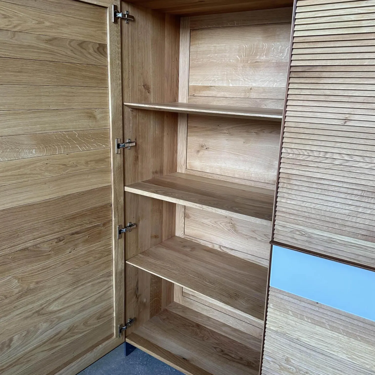 Scholtissek Regale|Schrank Tratum Mittel Knorrige Eiche Natur Geölt Glas 9010 Weiß Matt Mit Lamellenfronten