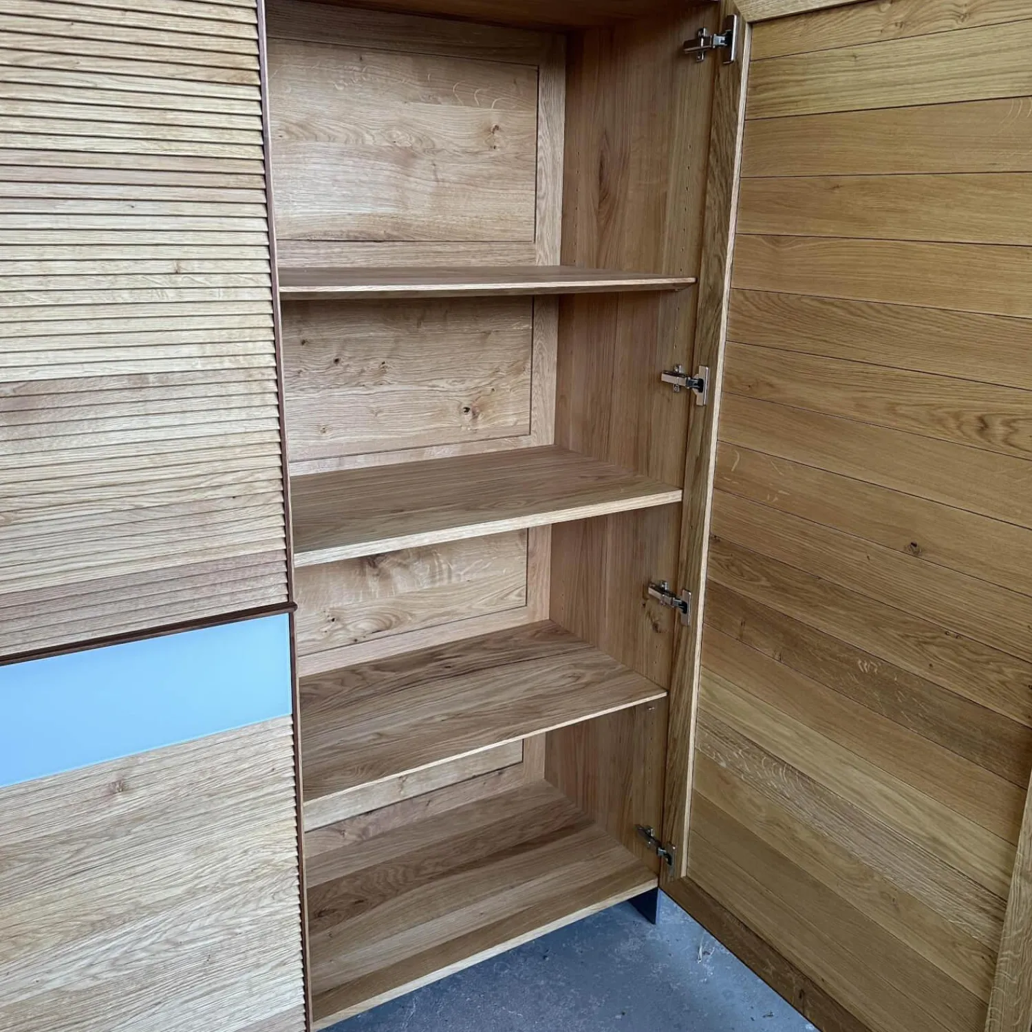 Scholtissek Regale|Schrank Tratum Mittel Knorrige Eiche Natur Geölt Glas 9010 Weiß Matt Mit Lamellenfronten