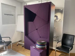 WernerWorks Regale & Container|Schrankkoje Parkour Eisscholle Rückwand Beidseitiger Stoff Wolle Camira Blazer Holyoke CUZ 2T Violett Außenkorpus Schwarz Inklusive Sechs Hocker